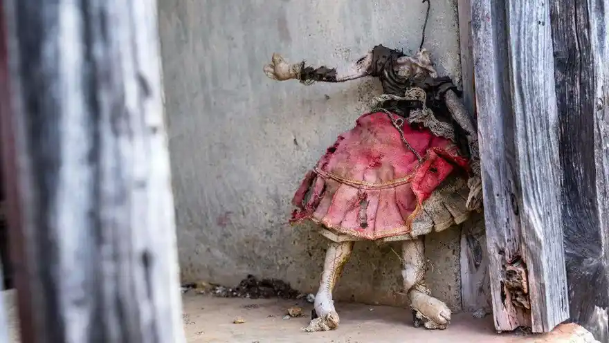 Un muñeco deteriorado con ropa vieja, en una esquina de una casa abandonada en Canarias.
