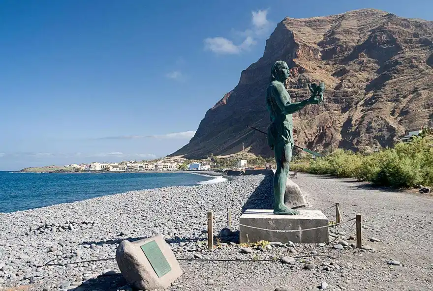 "Estatua de una figura femenina en la Cueva de Iballa, en La Gomera. La figura está tallada en piedra y representa a la leyenda local de la cueva, mostrando detalles artísticos que evocan la historia y la cultura de la isla."