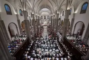 "Vista del majestuoso interior de la Catedral de La Laguna, destacando el impresionante retablo central, considerado el mayor de Canarias, en proceso de restauración."