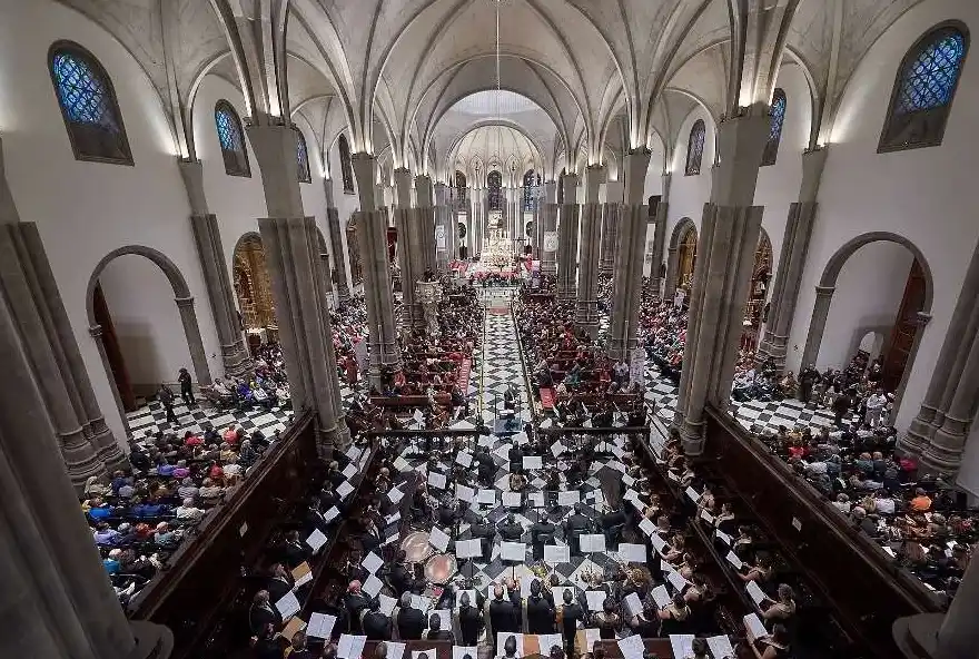 "Vista del majestuoso interior de la Catedral de La Laguna, destacando el impresionante retablo central, considerado el mayor de Canarias, en proceso de restauración."