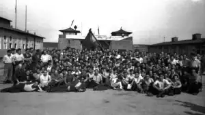 Un grupo grande de prisioneros liberados posando en el campo de concentración de Mauthausen, tras la liberación.