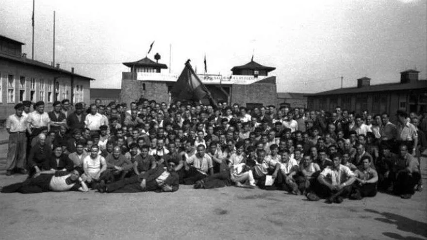 Un grupo grande de prisioneros liberados posando en el campo de concentración de Mauthausen, tras la liberación.