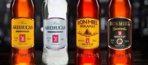 Botellas de ron Arehucas y ronmiel, productos típicos de las Islas Canarias, elaborados en Gran Canaria.