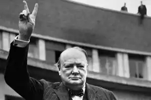 Winston Churchill haciendo el gesto de la "V" de la victoria, en una imagen icónica y histórica.
