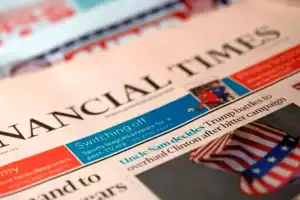 La imagen muestra un primer plano del periódico *Financial Times*, un conocido diario internacional especializado en economía, finanzas y noticias globales. En la parte superior del periódico se observa un titular relacionado con la campaña presidencial de Donald Trump y Hillary Clinton en Estados Unidos. También se pueden ver otras secciones con noticias de deportes y economía. Este tipo de imagen destaca el enfoque del *Financial Times* en temas económicos y políticos de relevancia mundial.
