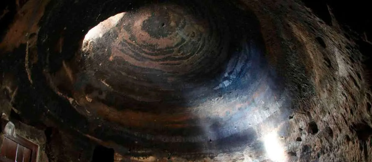 Cúpula de una cueva aborigen en Gran Canaria, iluminada por un rayo de luz natural durante el solsticio de invierno.