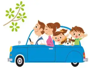 La imagen muestra una ilustración de una familia feliz viajando en un automóvil azul. En el coche van dos adultos en la parte delantera y dos niños con un perro en la parte trasera. Todos parecen disfrutar del paseo, reflejando una escena familiar alegre de un viaje en carretera.
