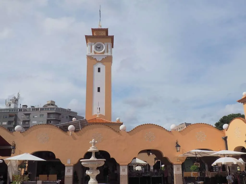 Torre del reloj del antiguo Mercado de Nuestra Señora de África, en Santa Cruz de Tenerife, Islas Canarias.