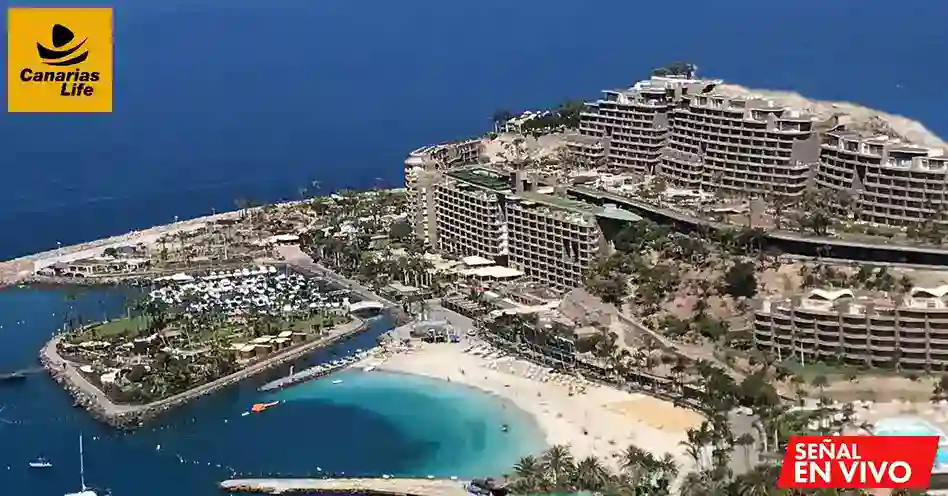 Hotel de playa con vista al mar, playas blancas, piscinas y jardines, en una ubicación turística.