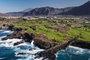 En esta foto puedes admirar este campo de golf con un escenario realmente excepcional de mar y montañas.