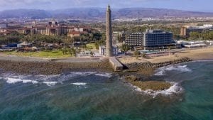 "Faro de Maspalomas en el sur de Gran Canaria. La imagen muestra el faro y su alrededor. Esta imagen conmemora el 1 de febrero de 1890, cuando el faro fue iluminado por primera vez."