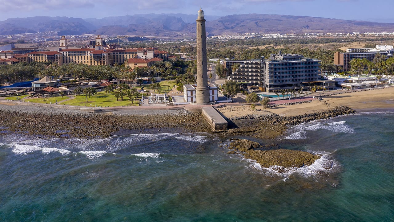 "Faro de Maspalomas en el sur de Gran Canaria. La imagen muestra el faro y su alrededor. Esta imagen conmemora el 1 de febrero de 1890, cuando el faro fue iluminado por primera vez."