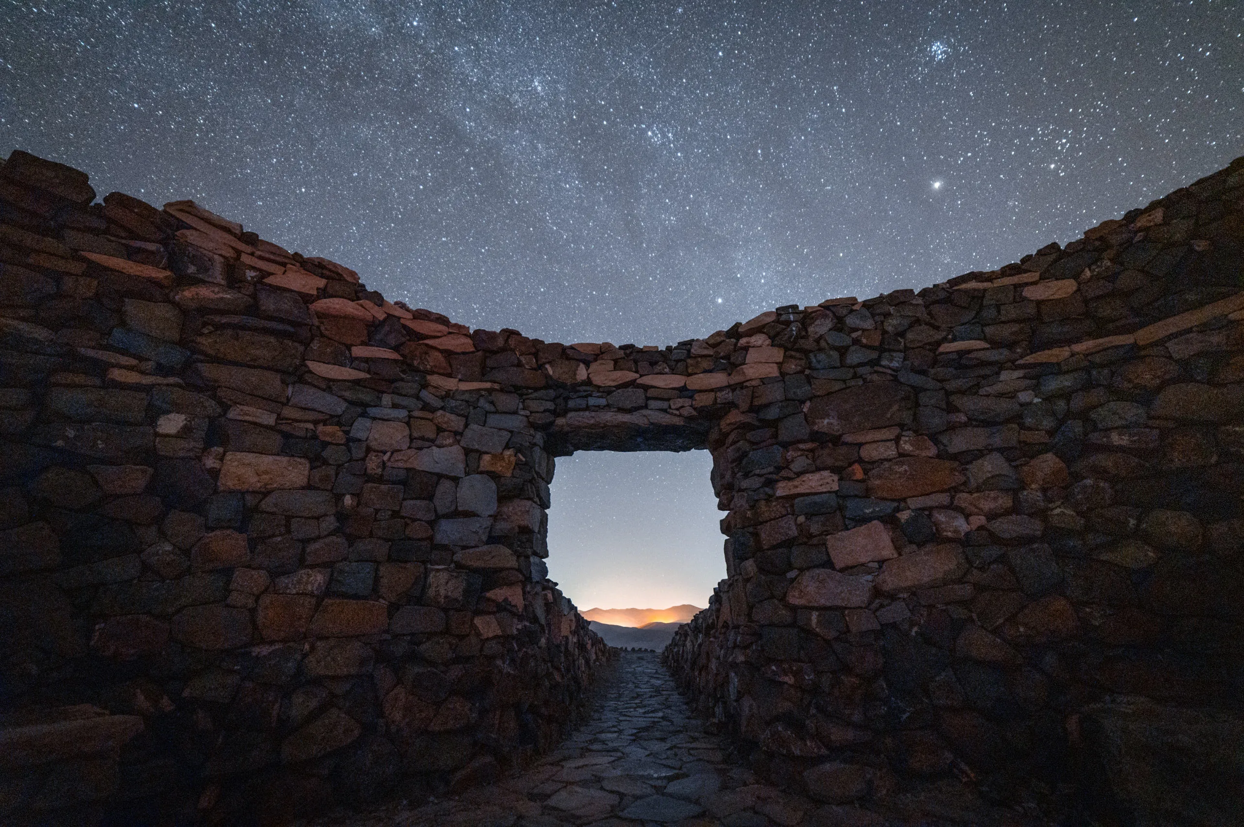 "Vista panorámica desde el Mirador de Sicasumbre en Fuerteventura, mostrando un impresionante paisaje montañoso bajo un cielo azul claro. El mirador ofrece una perspectiva única de la belleza natural y árida de la isla."