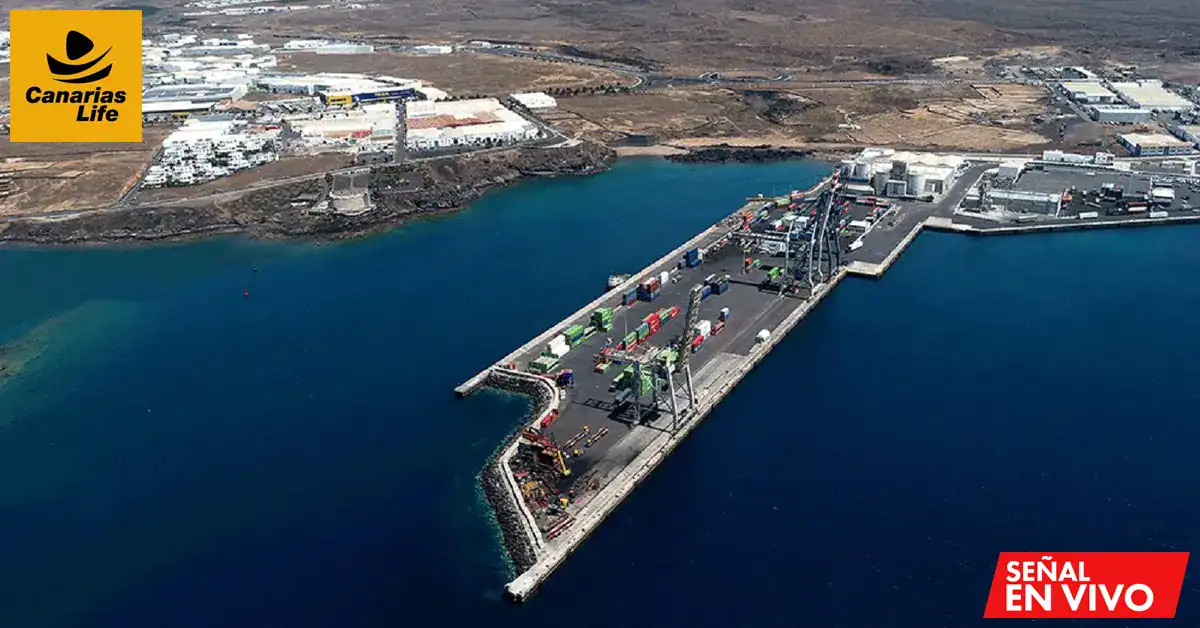 Puerto industrial con contenedores, vista aérea, Canarias Life logo, SENAL EN VIVO marca.