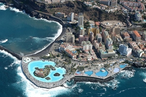 imagen aérea de la zona turística de Puerto de La Cruz con vistas al lago Martiánez