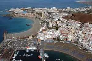 Esta imagen permite ver la bahia de Los Cristianos desde playa Las vistas hacia Los Cristianos.