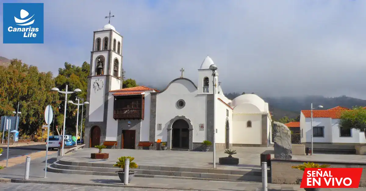 Iglesia colonial con torre, clock, y domo, en un pueblo tranquilo, Canarias Life, Señal En Vivo