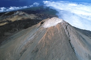 atractiva imagen del cráter principal del Teide, uno de los volcanes más altos del mundo.