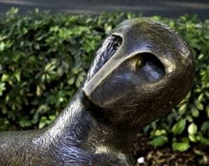 Escultura "Guerrero de Goslar" en Santa Cruz de Tenerife, una obra abstracta ubicada en un espacio público.