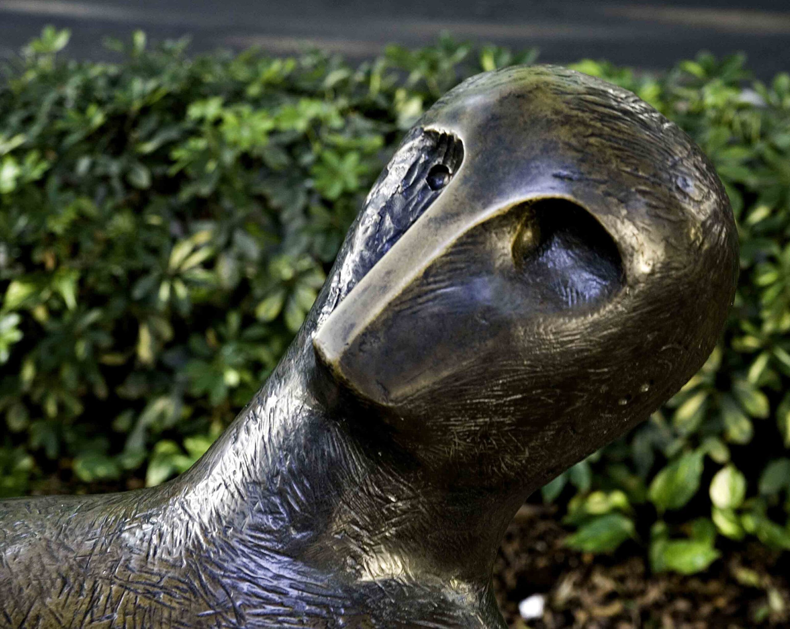 Escultura "Guerrero de Goslar" en Santa Cruz de Tenerife, una obra abstracta ubicada en un espacio público.