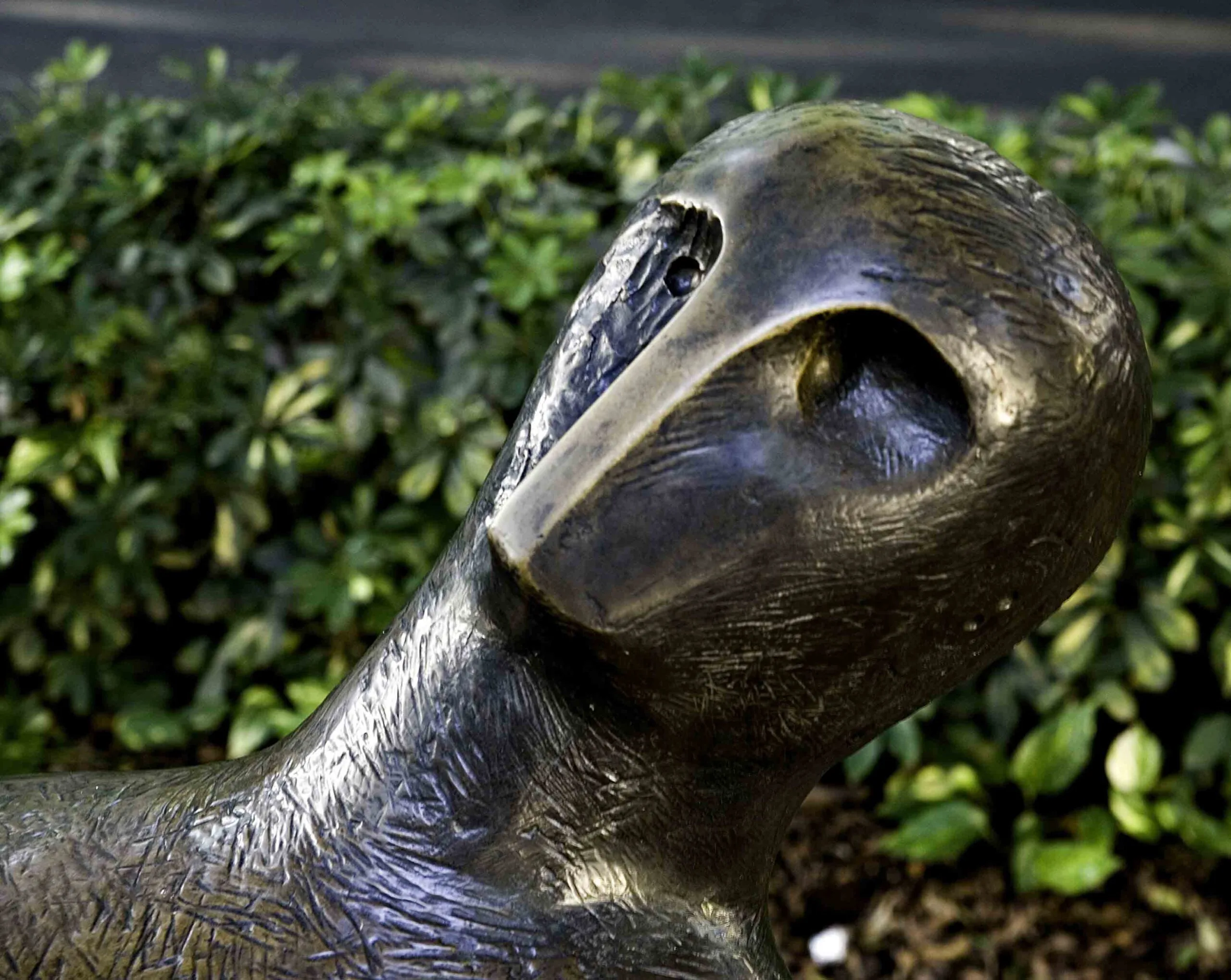 Escultura "Guerrero de Goslar" en Santa Cruz de Tenerife, una obra abstracta ubicada en un espacio público.