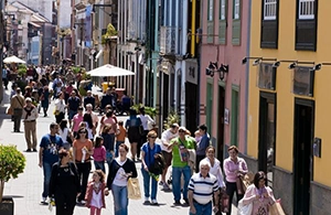 gente en calle Obispo rey redondo