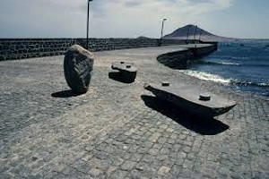 imagen del muelle del Médano con bancos en forma de bolardo