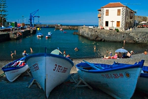 Barcos de pesca y playa en el puerto pesquero de Puerto de La Cruz