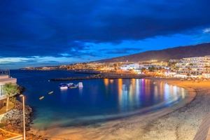 Imagen nocturna que muestra la belleza de esta playa de arena dorada.