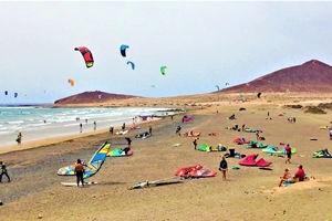Surf y kitesurf en este maravilloso entorno de El Médano referencia de los campeonatos del mundo.