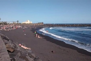 Vista de la playa de Martianez, famosa por los surfistas