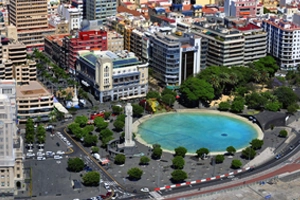 preciosa foto aerea de plaza de españa en la capital santa cruz de tenerife con la gran fuente.
