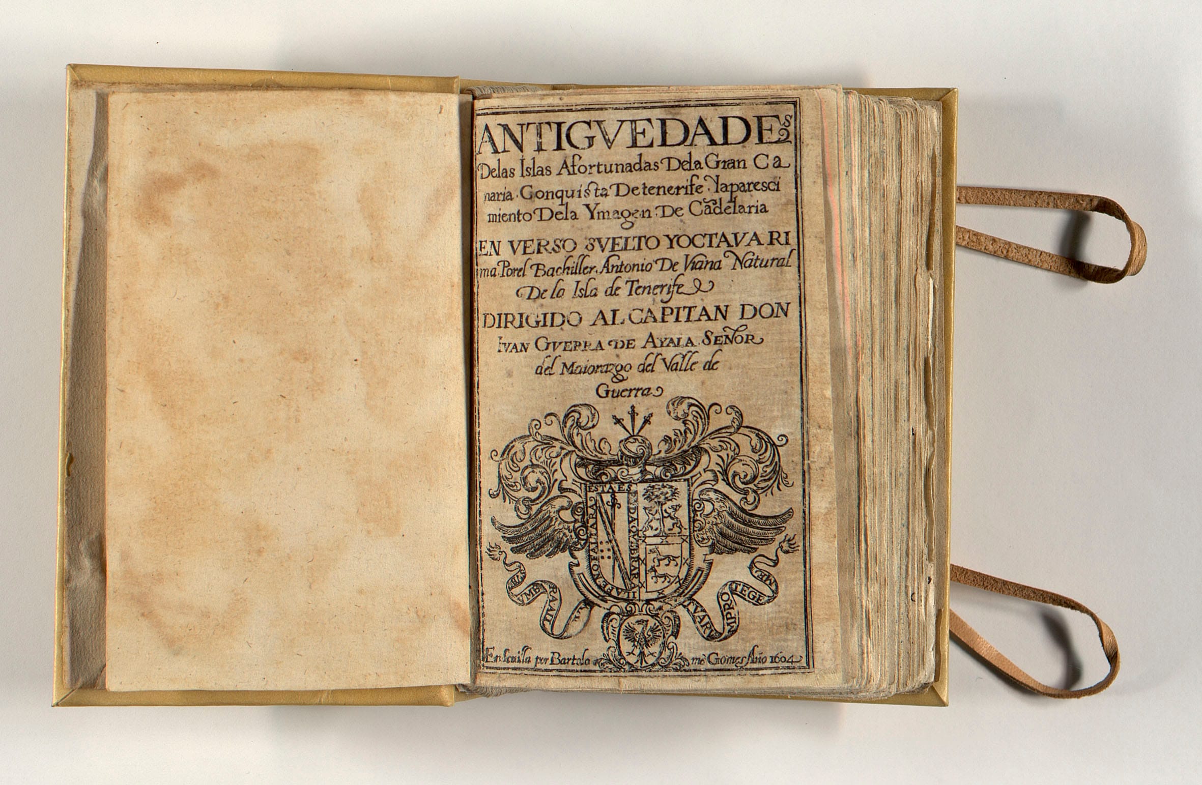historia de los guanches - Libro antiguo con portada en latín, grabado de escudo y fecha 1604, dedicado a un capitán.