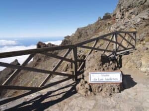 Mirador de Los Andenes, vista panoramica da una montagna con una ringhiera in legno e rocce, cielo sereno.