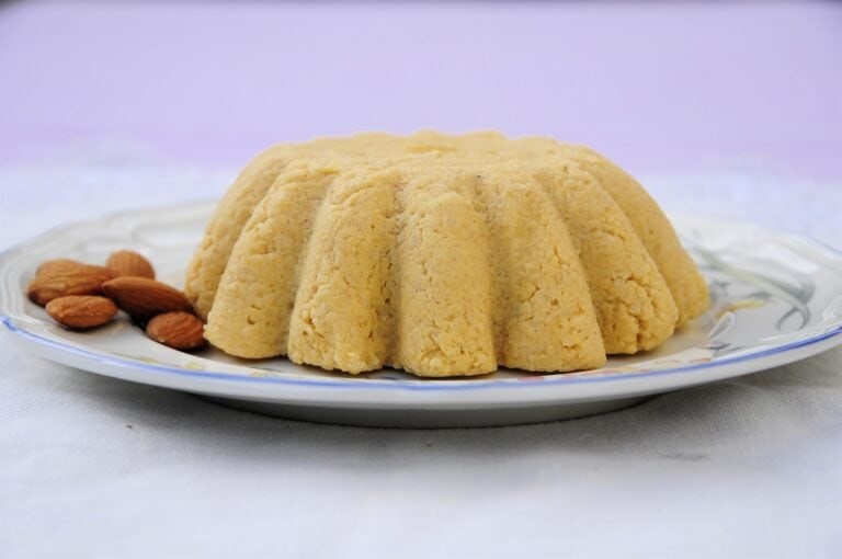 Qué tipo de postre típico se elabora con almendra y miel en La Palma?