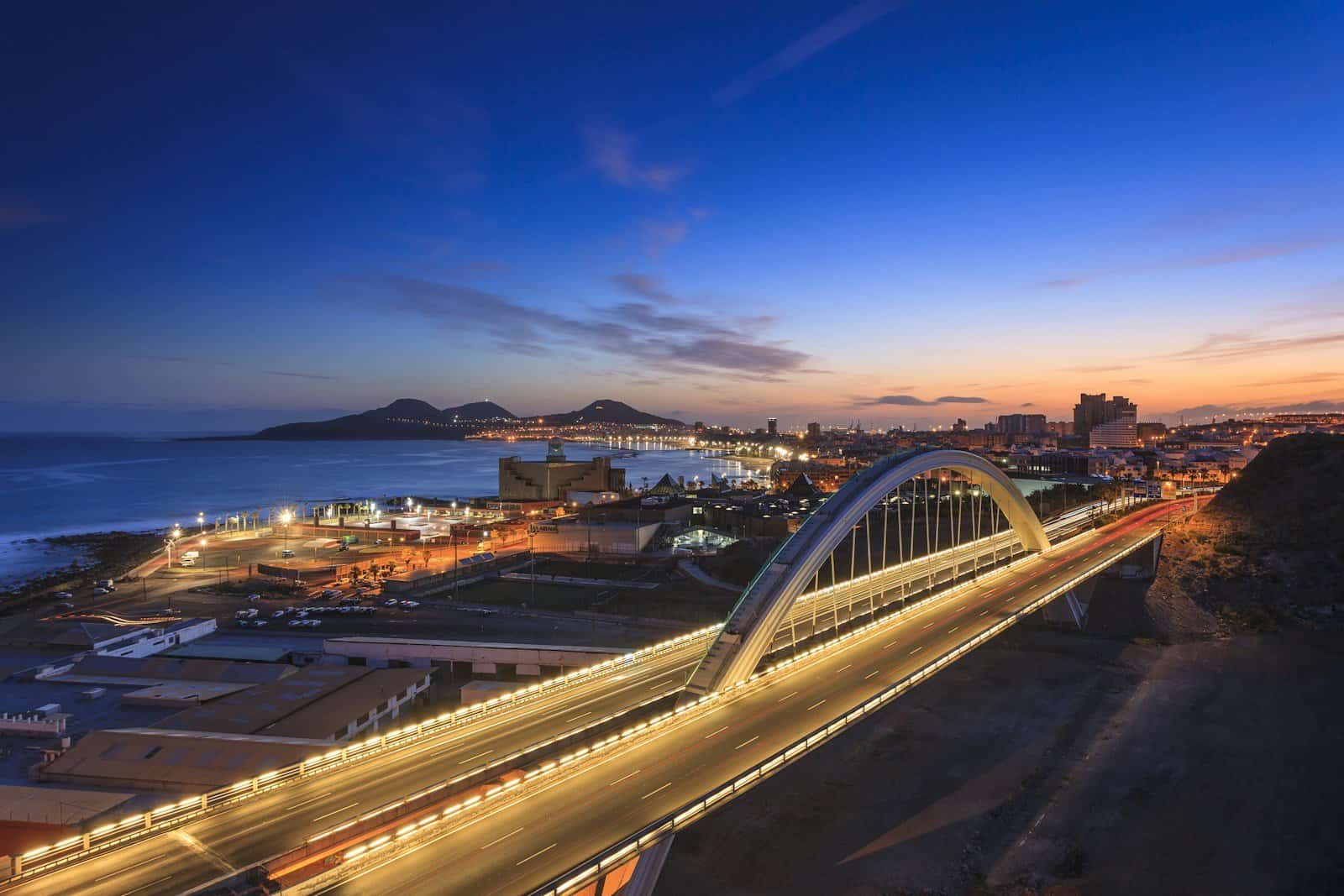 una vista aérea de una ciudad de Las Palmas por la noche