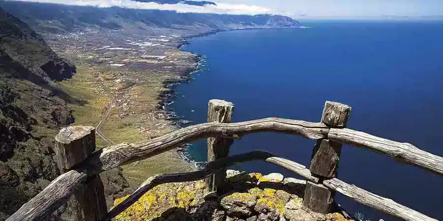 Caminata panorámica en Canarias con vista al océano Atlántico y costeras volcánicas.