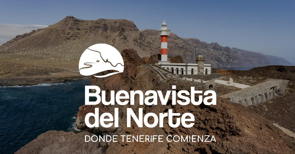 Nautico faro en la costa de Canarias, Tenerife, paisaje volcánico.