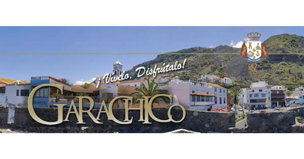 "¡Vive! Disfrútalo Garachico, un pueblo costero con encanto y montañas al fondo."