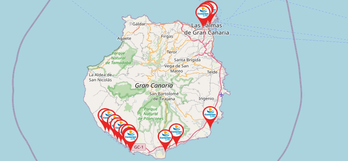 Mapa de la isla de Gran Canaria con múltiples webcams turísticas señaladas con iconos, concentradas en la zona sur alrededor de la GC-1 y en la capital Las Palmas de Gran Canaria, sobre fondo de mapa marítimo.