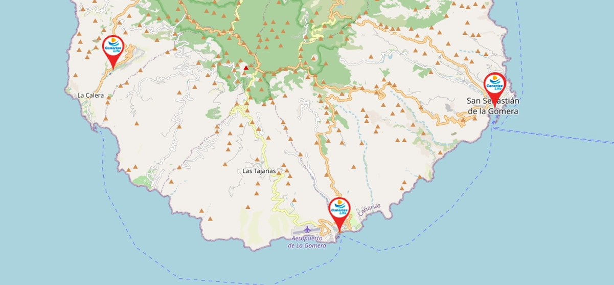 Mapa de la isla de La Gomera que muestra la ubicación de varias cámaras web (webcams) en puntos destacados. Aparecen señalados con texto los siguientes lugares: "La Calera", "San Sebastián de la Gomera", "Las Tajarias", "Ojillas" y "Agulo o Agulo de la Gomera". El mapa tiene un estilo simple, similar a un boceto o ilustración esquemática, con líneas que representan las carreteras principales y una silueta básica de la isla.