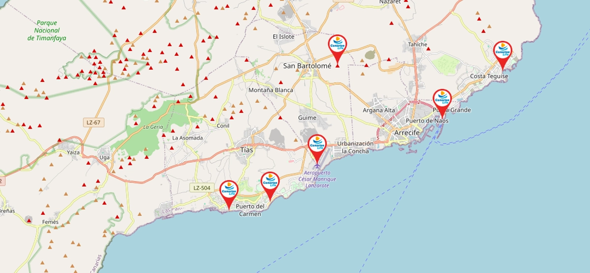 Mapa esquemático de la isla de Lanzarote (Islas Canarias, España) que indica la ubicación de una extensa red de cámaras web. Se muestran puntos clave como el "Parque Nacional de Timanfaya", "El Islote", "San Bartolomé", "Montaña Blanca", "Guime", "Argana Alta", "Puerto del Carmen", "Urbanización La Concha", el "Aeropuerto César Manrique", "Tías", "Costa Teguise", "Arrecife" y "Playa Blanca".