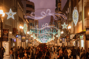 Faro de la calle iluminado con luces de Navidad en Las Palmas de Gran Canaria.
