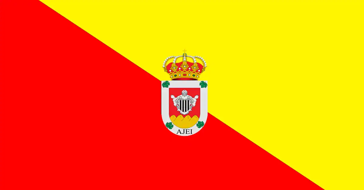 Bandera de Ajalvir, municipio de la Comunidad de Madrid, España, con diagonal roja sobre amarillo, escudo y corona real.