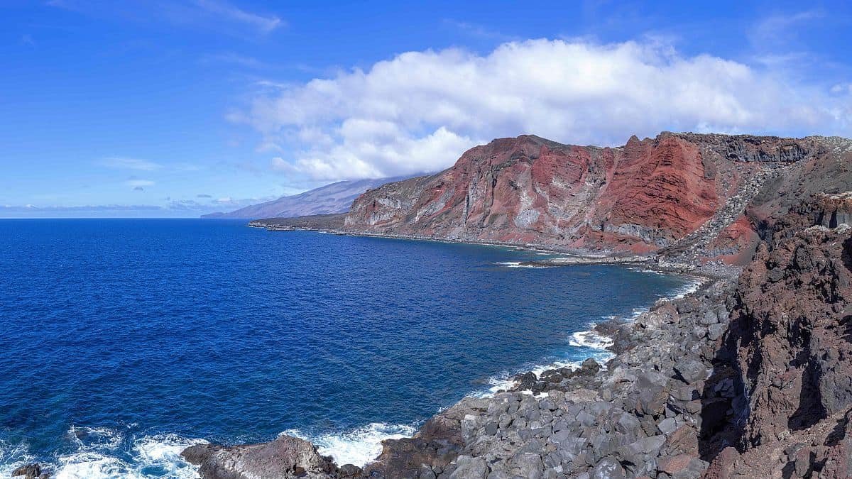 marea de la leche El Hierro, Espectacular vista de las costas volcánicas de Canarias, con el océano Atlántico y formación rocosa distintiva.
