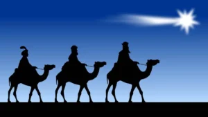 Tres reyes magos en camellos, siguiendo una estrella brillante en el cielo nocturno.