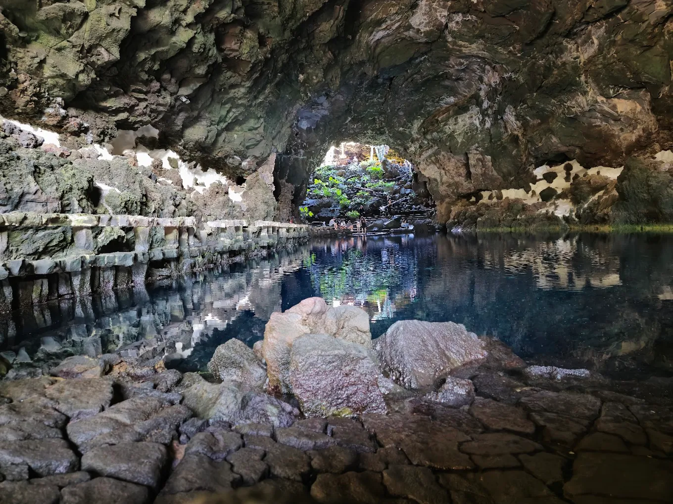 Jameos del Agua en Lanzarote: lago interior con palmeras y roca volcánica