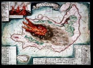 Mapa antiguo de la isla de Lanzarote con representaciones ilustradas de las erupciones volcánicas de 1730. En la zona central y occidental se observan áreas ennegrecidas y rojizas que indican las coladas de lava, con dibujos de volcanes en erupción expulsando fuego. El mapa incluye nombres de pueblos y lugares, una leyenda explicativa y anotaciones que distinguen las tierras cultivadas, las cubiertas por arena y las afectadas por la lava.