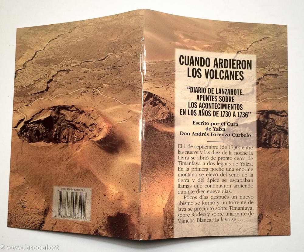Portada y contraportada de un libro con imagen de un paisaje volcánico árido. El título dice: **“Cuando ardieron los volcanes”**, con el subtítulo *“Diario de Lanzarote. Apuntes sobre los acontecimientos en los años de 1730 a 1736”*. Indica que fue escrito por el cura de Yaiza, Don Andrés Lorenzo Curbelo. En la parte trasera aparece un fragmento del texto que describe las erupciones volcánicas ocurridas en Timanfaya.
