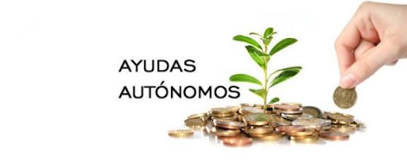 Mano colocando una moneda sobre una pila de dinero de la que crece una planta, junto al texto “Ayudas autónomos”, representando apoyo económico o financiación para trabajadores por cuenta propia.